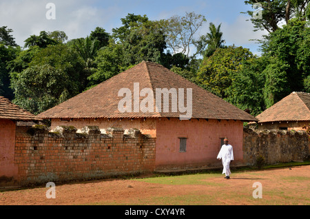 Le roi Fon Abumbi II, chef de l'un des royaumes traditionnels dans le nord ouest du Cameroun, en face de son siège du pouvoir, le palais de Bafut Banque D'Images