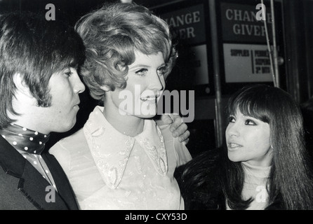 SANDIE SHAW la chanteuse pop britannique au 21e anniversaire, février 1968, avec Esther et Abi Ofarim. Photo Tony Gale Banque D'Images