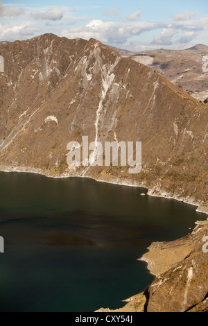 Cratère Quilotoa lagune à l'Andes équatoriennes volcan inactif Banque D'Images