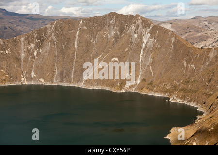 Cratère Quilotoa lagune à l'Andes équatoriennes volcan inactif Banque D'Images