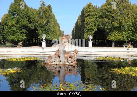 Fontaine dans le parc de Schönbrunn, à Vienne, en Autriche. Banque D'Images