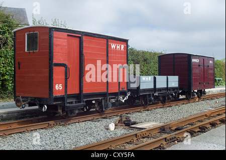 Les wagons de fret en voie de garage Welsh Highland Railway Porthmadog North Wales UK Banque D'Images