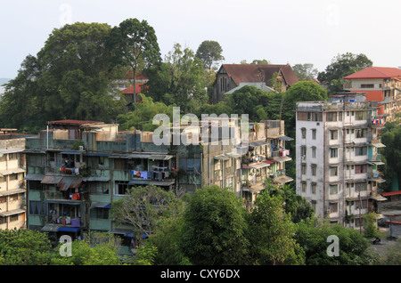 Logement de grande hauteur avec St Michael's et tous les anges au-delà de l'Église anglicane, Sandakan, Sabah, Bornéo, Malaisie, en Asie du sud-est Banque D'Images