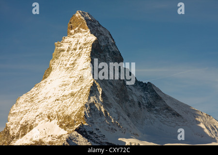 Matterhorn pris dans la lumière de l'automne tôt le matin Banque D'Images