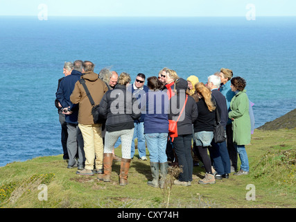Un groupe de touristes sur les falaises de Cornwall, UK, au cours d'une visite guidée de la zone minière d'étain comtés Banque D'Images