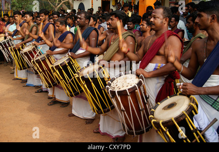 Chenda Melam (Temple des musiques jouant avec percussions traditionnelles) par beaucoup d'artistes dans l'Etat du Kerala au festival du temple de l'Inde Banque D'Images