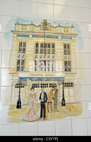 Théâtre Royal Windsor Vintage murale tuile en Gentleman's toilettes, Windsor, Berkshire, Angleterre, Royaume-Uni Banque D'Images