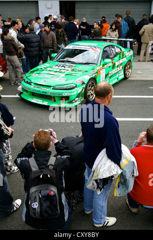 Voiture de dérive sur l'affichage dans le pit lane Banque D'Images