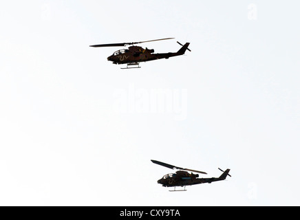 De l'air israélienne des hélicoptères Cobra volant au-dessus de Tel Aviv. Banque D'Images
