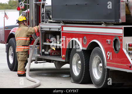 Un pompier aux commandes d'un camion-citerne au lieux d'un incendie à Menomonee Falls Wisconsin Banque D'Images