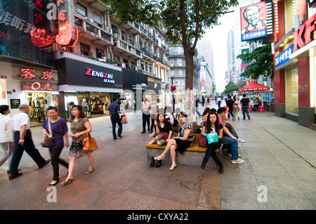 Dans les rues commerçante animée, Wuhan Hankou. Banque D'Images