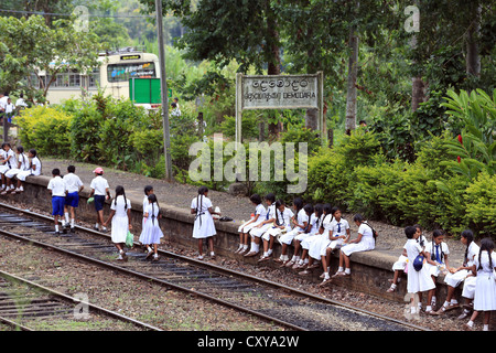 Les écoliers à Demodara la gare proche Ella dans les hautes terres du Sri Lanka. Banque D'Images