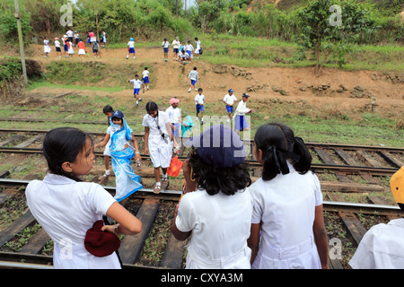 Les écoliers à Demodara la gare proche Ella dans les hautes terres du Sri Lanka. Banque D'Images