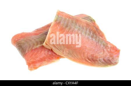 Deux filets de saumons sauvages capturés sur un fond blanc. Banque D'Images