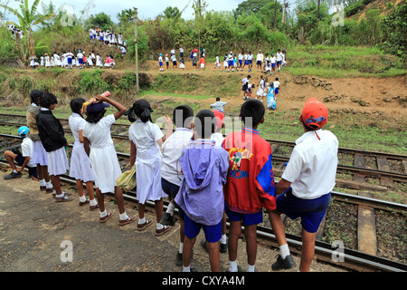 Les écoliers à Demodara la gare proche Ella dans les hautes terres du Sri Lanka. Banque D'Images