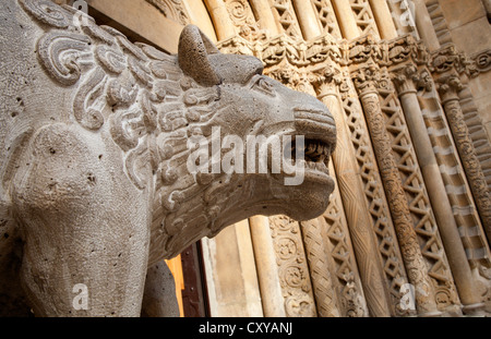 BUDAPEST - Septembre 22 : Détail du lion d'ouest portail sur l'église gothique du château Vajdahunyad dans Jak Banque D'Images