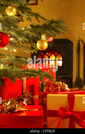 Salle de séjour décorée pour Noël, cadeaux de Noël, arbre de Noël Banque D'Images