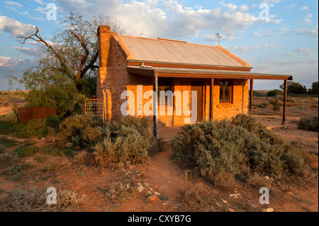 Le Cornish Cottage brillants dans le début de la lumière à Silverton historique dans l'arrière-pays de Nouvelles Galles du Sud, Australie Banque D'Images