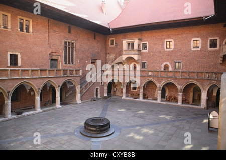 Cour intérieure de l'ancien bâtiment principal, le Collegium Maius, Grand Collège, Université jagellonne, Uniwersytet Jagiellonski, Cracovie Banque D'Images