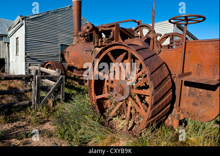 Ancien moteur de traction à l'extérieur de la jeunesse the woolshed historique au Parc National Kinchega, New South Wales, Australie. Banque D'Images