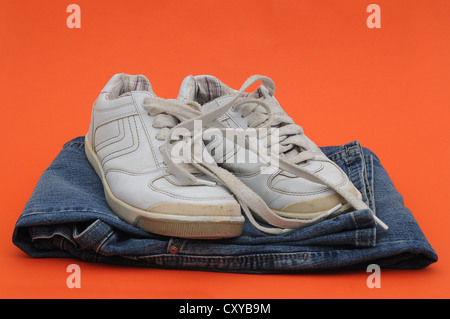 Les vieilles chaussures et jeans Banque D'Images