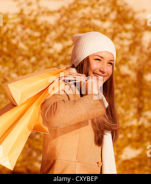 Photo de belle fille avec panier, closeup portrait of attractive femme isolé sur fond de feuillage d'automne Banque D'Images
