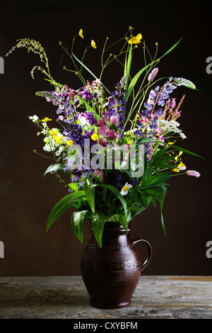 Fleurs sauvages dans un vase Banque D'Images