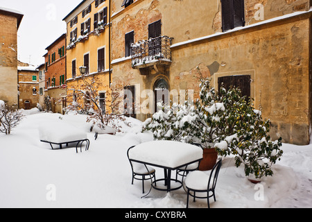 La place couverte de neige à Pienza, Toscane, Italie, Europe Banque D'Images