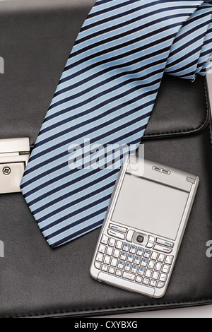 Accessoires Homme cravate et téléphone sur serviette en cuir Banque D'Images