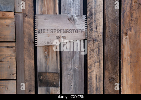 Old Wooden planks, partie d'une caisse d'explosifs", décoration murale, Basecamp Trapper's Hotel, Longyearbyen, Spitsbergen, Svalbard Banque D'Images