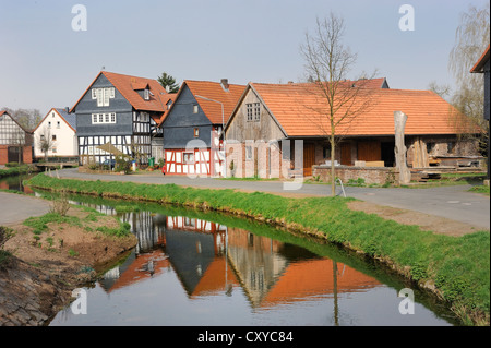 Maisons à colombages, qui se reflète dans l'eau du ruisseau Amoenau Treisbach, district, ville de Wetter Banque D'Images