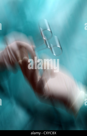 La chirurgie, instrumentiste passant une pince hémostatique ou une pince artérielle à un chirurgien, close-up Banque D'Images