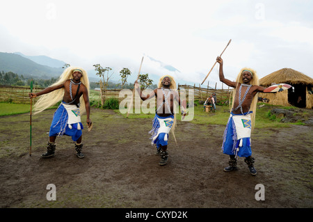 Des danseurs traditionnels lors d'un événement folklorique dans un village d'anciens chasseurs près du village de Kinigi sur le bord de la Banque D'Images