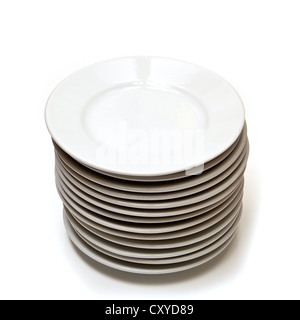 Pile d'assiettes en porcelaine blanc isolé sur fond blanc un studio. Banque D'Images
