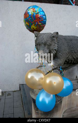 Ballons attachés sur une statue en pierre d'un chien sur les marches à l'entrée de l'échafaudage Sedgwick Museum of Earth Sciences Banque D'Images