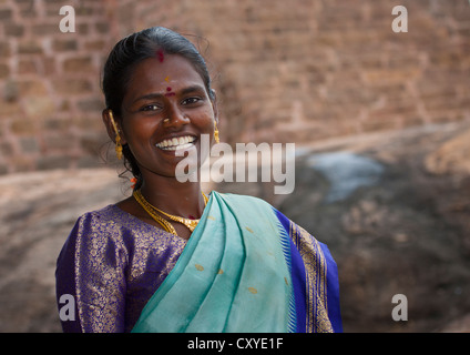 Jeune femme en Sari portant la peinture traditionnelle sur son front au Fort Tirumayam Tirumayam, Inde, Banque D'Images