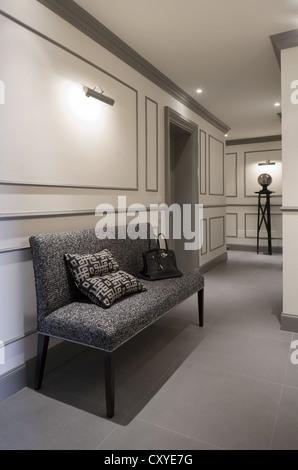Couloir, passage, dans une élégante maison en Italie avec un petit canapé et un sac Hermes sur elle Banque D'Images
