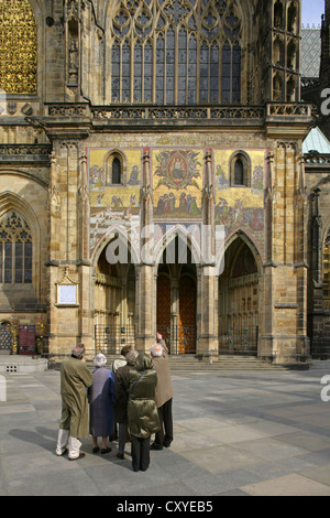 Petit voyage organisé à l'extérieur de l'entrée de la cathédrale Saint-Guy de Prague, Hradcany (château), en République tchèque. Banque D'Images