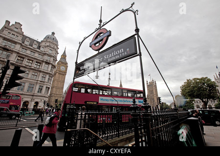Les chambres du parlement et le palais de Westminster à Westminster tube station dans l'avant-plan Banque D'Images