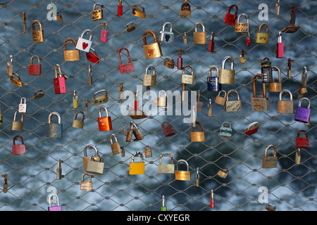 Serrures, cadenas d'amour, comme un signe de vie, à le pont principal sur la rivière Mur, Graz, Styria, Austria, Europe Banque D'Images