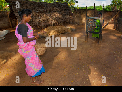Les femmes indiennes faire des cordes avec un vieux métier à tisser dans un village près de Madurai, Inde Banque D'Images