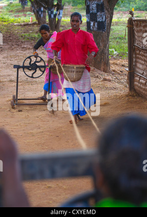 Les femmes indiennes faire des cordes avec un vieux métier à tisser dans un village près de Madurai, Inde Banque D'Images