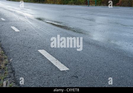 Route dangereuse à cause de la pluie ou du gel Banque D'Images