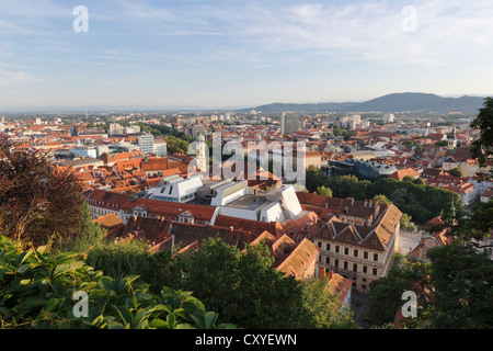 Vue du Schlossberg, colline du château, l'Église Franciscaine et Café-salon dans le toit de Kastner et Oehler, Graz, Stryria, Europe Banque D'Images