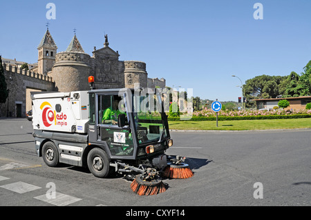 Le nettoyage des rues, véhicule Bisagra, Toledo, Castille-La Manche, Espagne, Europe, PublicGround Banque D'Images