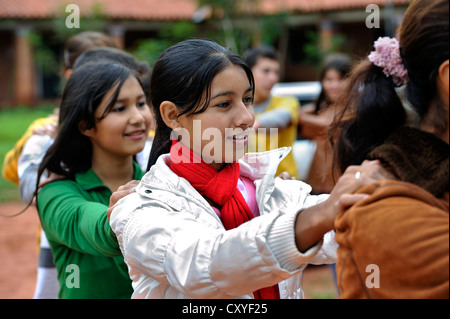 L'exercice pour renforcer la cohésion du groupe, atelier théâtre avec des adolescents dans une communauté rurale, Comunidad Arroyito Banque D'Images