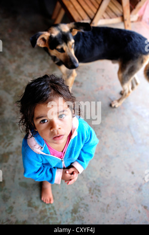 Little girl with a dog looking up, Comunidad Arroyito, Concepcion, Paraguay, Amérique du Sud Banque D'Images