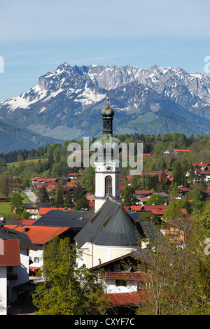 Reit im Winkl avec l'église paroissiale de St Pankratius, St Pancras, Mt Montagnes Zahmer Kaiser dans le Tyrol, région de Chiemgau, Haute-Bavière Banque D'Images