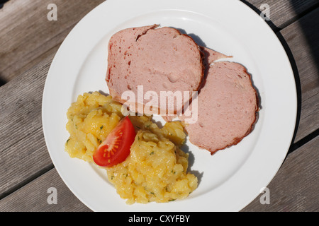 Pain de viande de boeuf et de porc avec salade de pommes de terre, la Haute-Bavière, Bavière Banque D'Images