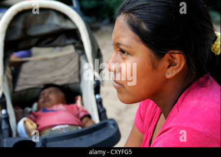 Jeune mère avec son enfant, village de Onedi autochtones, personnes, pilaga Gran Chaco, Formosa, Argentine, Amérique du Sud Banque D'Images
